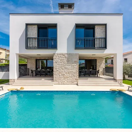 Apartmán Golden Olive With Shared Pool