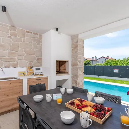 Golden Olive With Shared Pool Apartamento