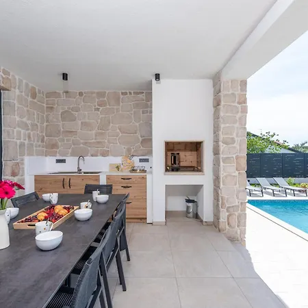 Golden Olive With Shared Pool *