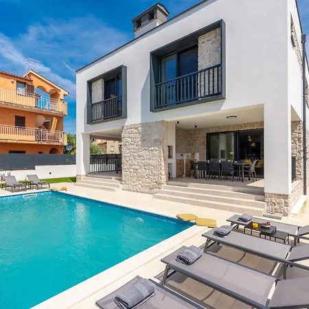Golden Olive With Shared Pool *